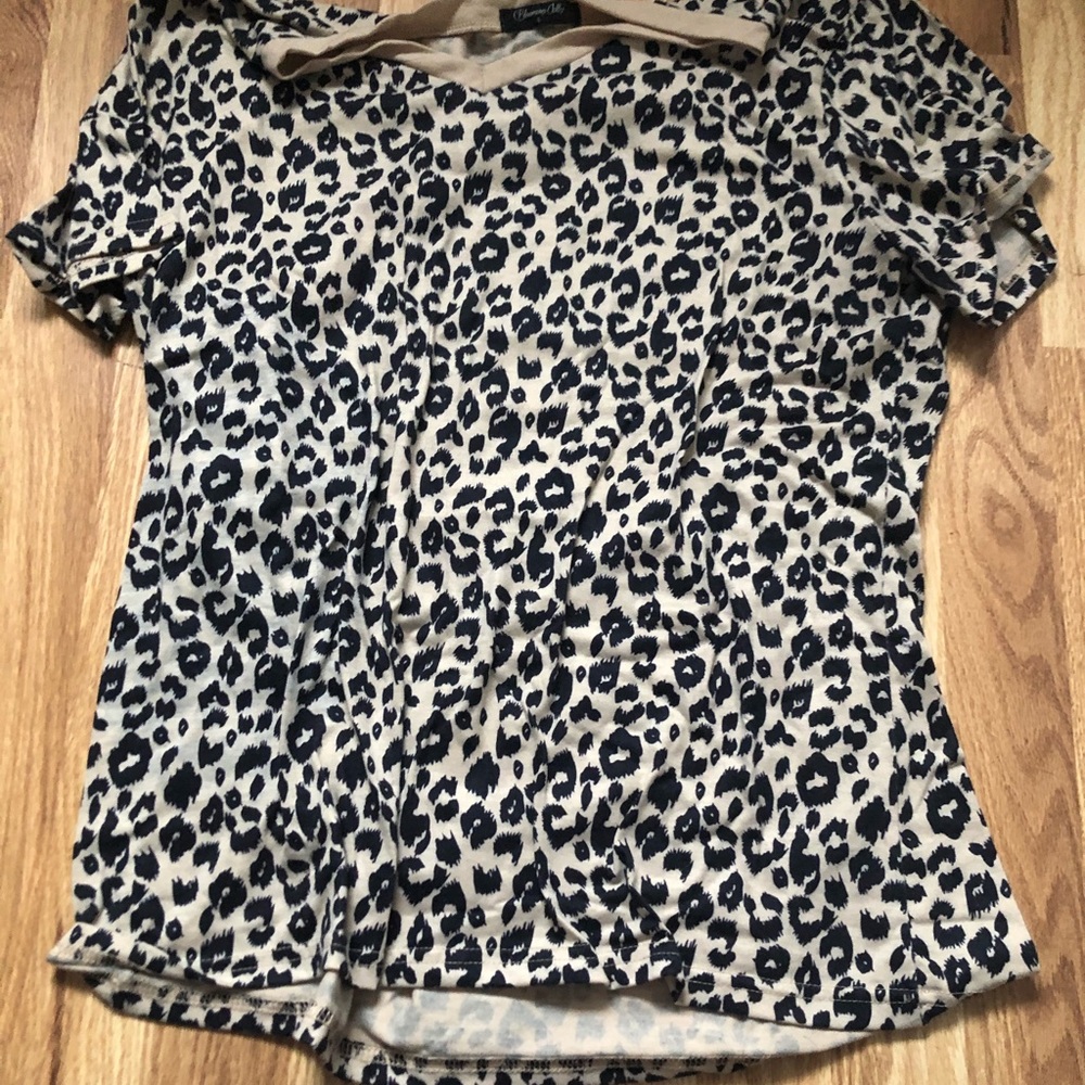 V-neck leopard print tee